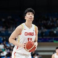 媒体人：上半场我们在篮板球上几乎是完全统治 下半场继续拼